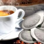 Preparare un caffè cremoso a casa con la macchina del caffè. Ogni giorno diventa ESPRESSO ITALIANO D...