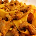 Sugo di costine di maiale: ricetta pappardelle e rosticciana per il pranzo della domenica